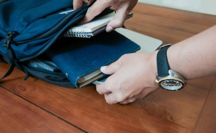 Estudiante apuñala a empleada de secundaria en Francia; ataque ocurrió durante revisión de mochilas