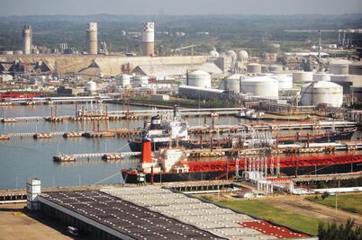 Pemex pone a la venta dos plantas y un buquetanque