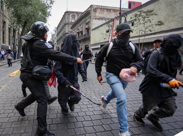 Reportan riña entre policías y encapuchados durante marcha del Día del Trabajo; Bloque Negro realiza actos vandálicos en tiendas