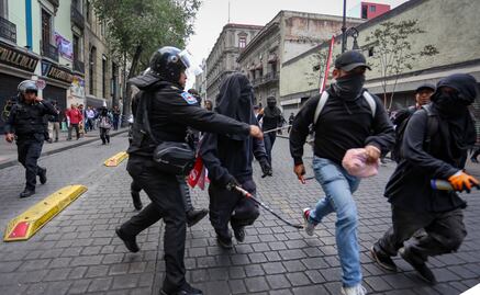 Reportan riña entre policías y encapuchados durante marcha del Día del Trabajo; Bloque Negro realiza actos vandálicos en tiendas