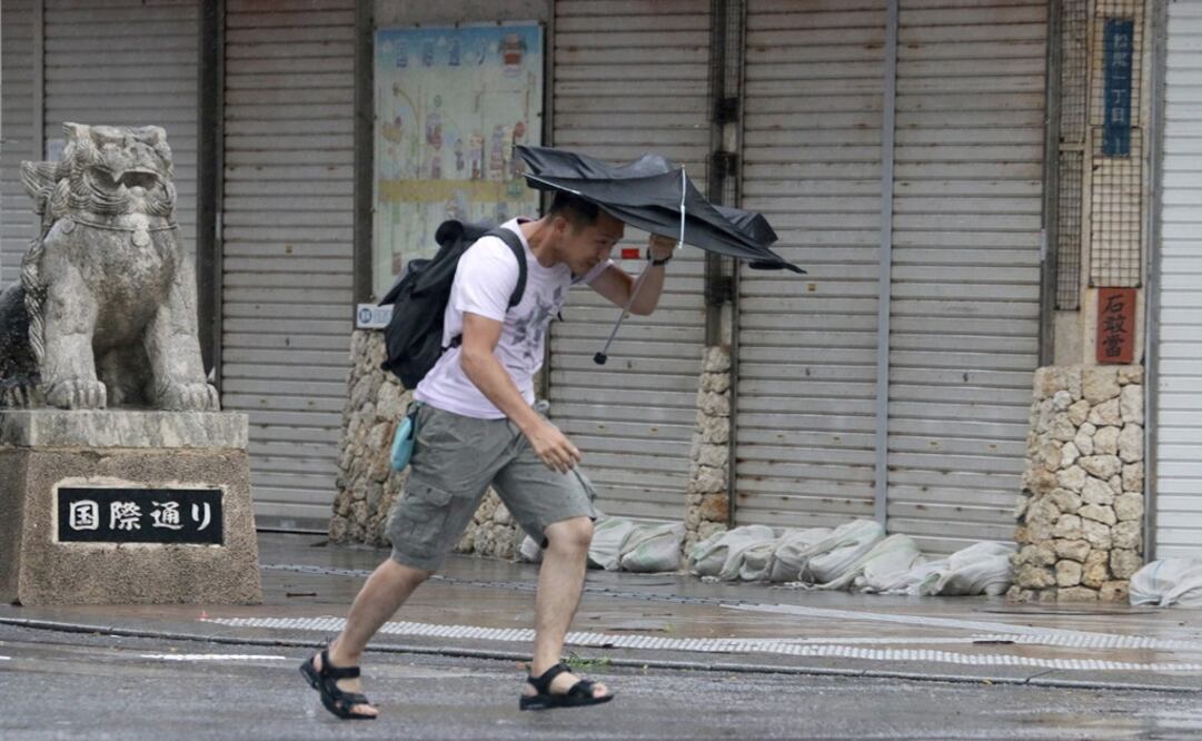 El ciclón está provocando lluvias torrenciales, vientos huracanados y marejadas ciclónica, y ha llevado a la Agencia Meteorológica de Japón (JMA) a declarar la alerta por el riesgo de inundaciones, desplazamientos de tierra y otros accidentes. Foto: EFE