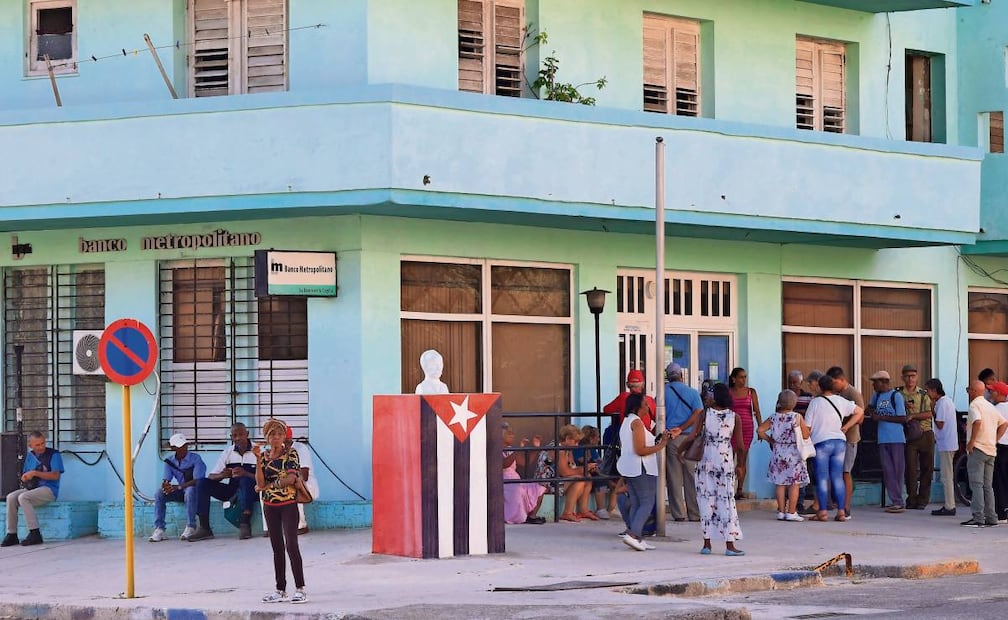 Cubanos esperan para poder entrar a un banco en La Habana. La isla vive horas críticas debido a la falta de combustible. Foto: Ernesto Mastrascusa /EFE