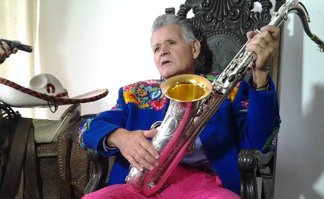 Durante la entrevista, Magnet se acomoda en su "trono", como él mismo le llama a una silla de madera recubierta de cuero y se aferra a su saxofón, instrumento que decidió hacer suyo desde los 10 años. FOTO: Ricardo Quiroga/EL UNIVERSAL.