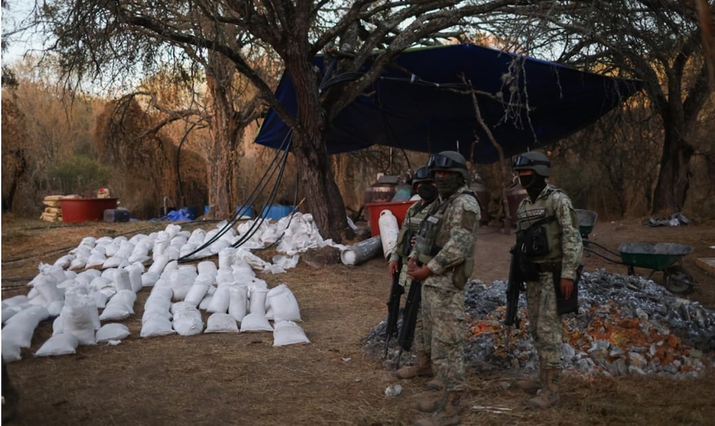 El día de ayer, elementos de la Guardia Nacional y del Ejército aseguraron un narcolaboratorio de aproximadamente 200 metros cuadrados para la elaboración de drogas sintéticas en la comunidad de Andocutín, en el municipio de Acámbaro, Guanajuato, en los límites con el estado de Michoacán. Foto: Diego Simón Sánchez/EL UNIVERSAL
