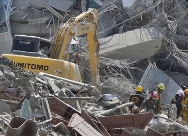 FOTOS: Fuerte terremoto en Myanmar y Tailandia deja edificios caídos y personas atrapadas