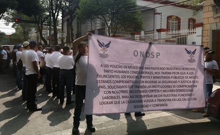 Organización de policías se manifiesta frente a casa de transición de AMLO