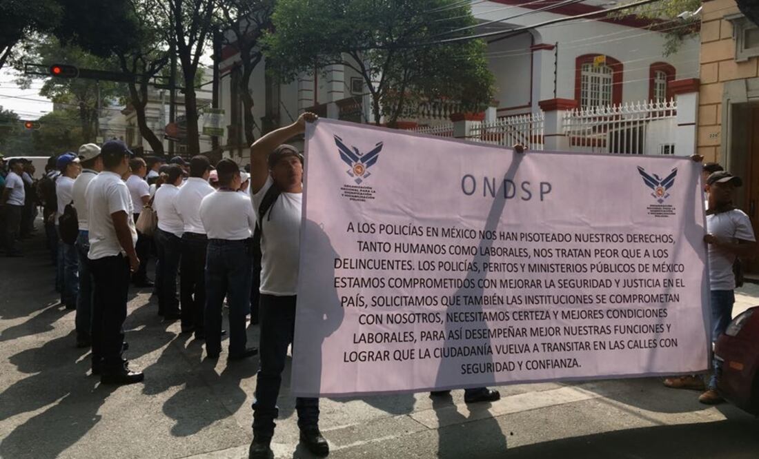 Manifestantes frente a la casa de transición. Foto: Valente Rosas/El Universal