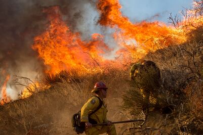 Bomberos contienen en un 85% incendio en California