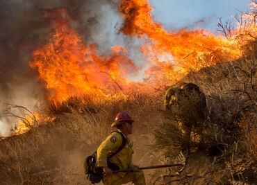 Bomberos contienen en un 85% incendio en California