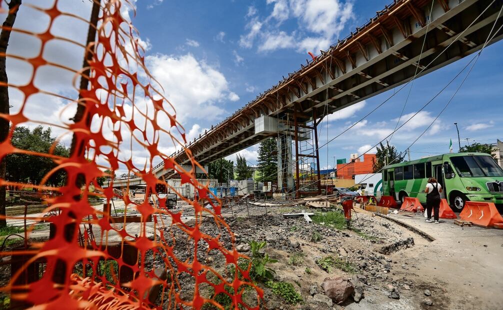 La Secretaría de Obras y Servicios señaló que los puentes que permitirán la incorporación del tramo elevado con el trayecto a nivel de piso tienen un avance de 94%. Foto: Luis Camacho / EL UNIVERSAL