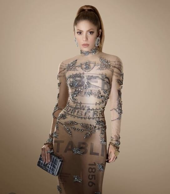 Shakira luce vestido transparente y deja ver su ropa interior