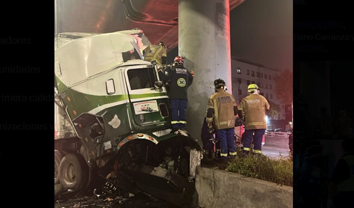 Un tráiler chocó contra un pilar del Metro elevado de la Línea B sobre Avenida Oceanía. Foto: @AdrianRubalcava