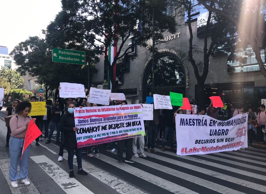 Estudiantes de diferentes universidades se manifiestaronn afuera del Conahcyt la mañana del martes 5 de septiembre.
Foto: EL UNIVERSAL / Francisco Rodríguez