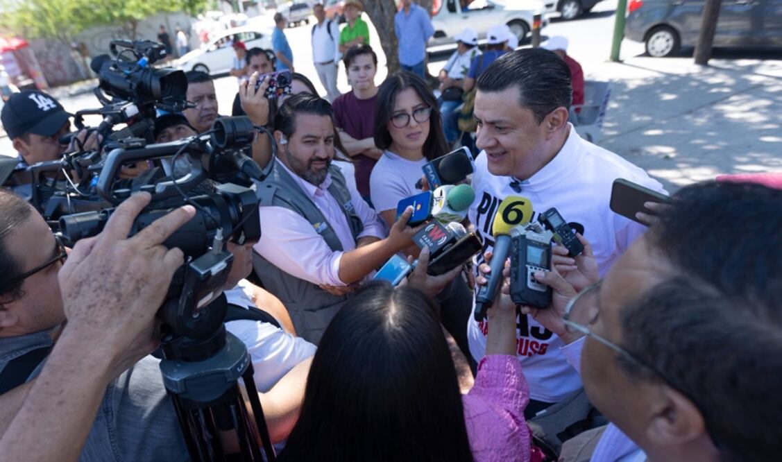 José María “Chema” Martínez, diputado de Morena en Jalisco, presentó lo que llamó iniciativa de “Ley de Pinches Rentas Caras”