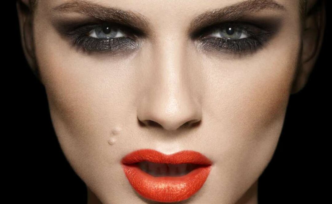 Andreja Pejic como rostro de Make Up For Ever.