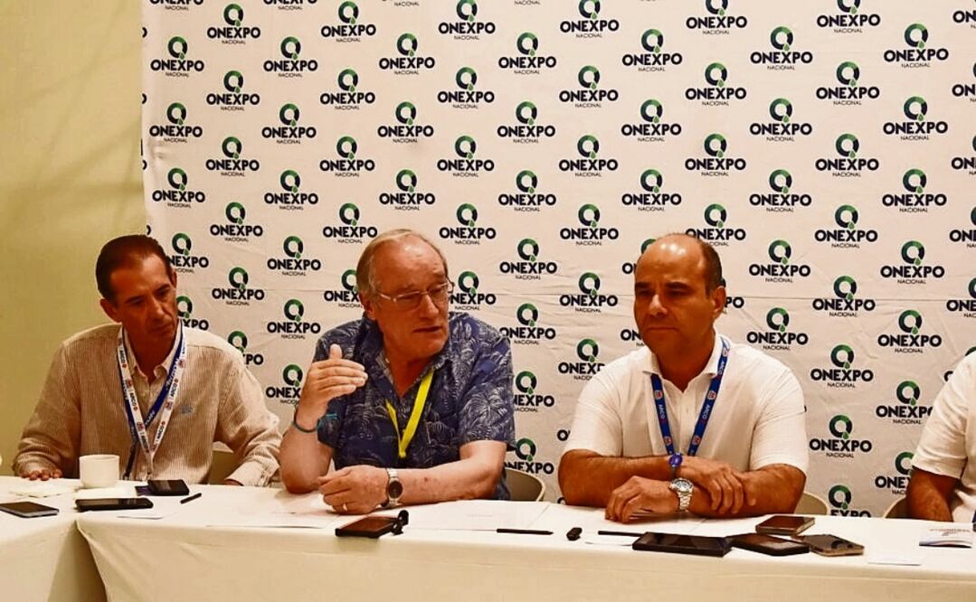 Jorge Mijares, presidente saliente de la Onexpo (centro), dijo que la situación actual afecta al erario ya que al final aumenta los costos a Pemex. Foto: Especial