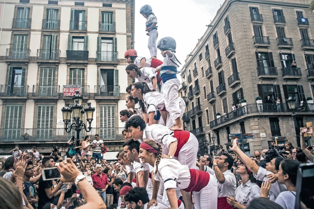 Castelleros o torres humanas rindieron ayer homenaje a las víctimas de los atentados en La Rambla y Cambrils. (SANTI PALACIOS. AP)