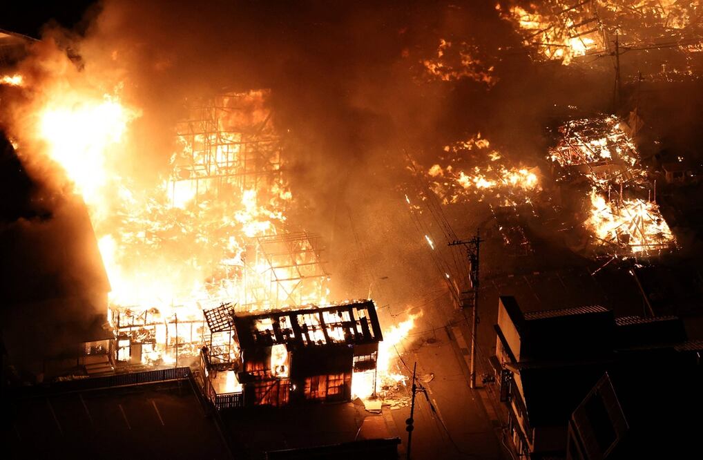 Edificios en llamas en la ciudad de Wajima, prefectura de Ishikawa, el 1 de enero de 2024, después de que un gran terremoto sacudiera la región de Noto en la prefectura de Ishikawa por la tarde. Foto: AFP