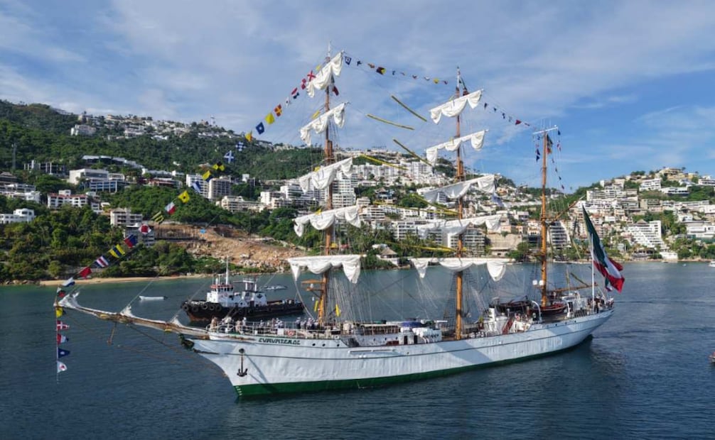 Buque Escuela Cuauhtémoc arriba al puerto de Acapulco (23/06/2026). Foto: Especial