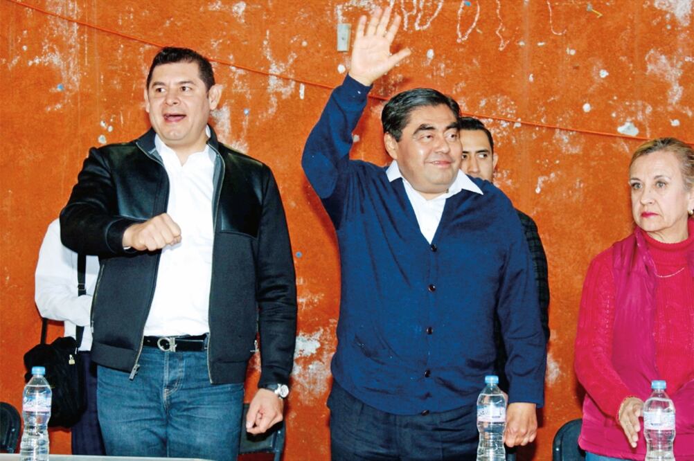 Miguel Barbosa Huerta (der.), dijo durante un recorrido por Puebla que no ha quebrantado la ley, y rechazó que los requerimientos de militantes signifiquen actos inconstitucionales; denunció que hay “infiltrados” en su contra. (TOMADA DE TWITTER)