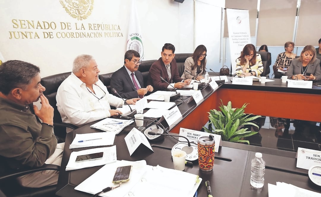 Javier Corral (tercero de izq. a der,) pidió no hacer de esta reforma una reyerta política. Foto: Especial