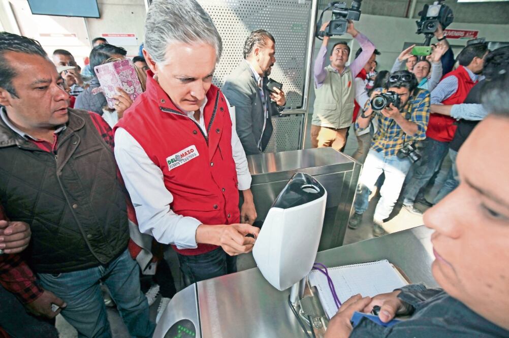 Alfredo del Mazo se comprometió a ampliar el Mexicable hasta el Río de los Remedios. Aprovechó su visita para viajar en este medio de transporte y convivir con los habitantes. (JORGE ALVARADO, EL UNIVERSAL)