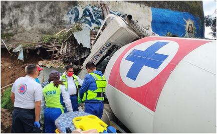 Revolvedora de concreto se queda sin frenos y termina volcada sobre un auto y un puesto en la alcaldía Álvaro Obregón
