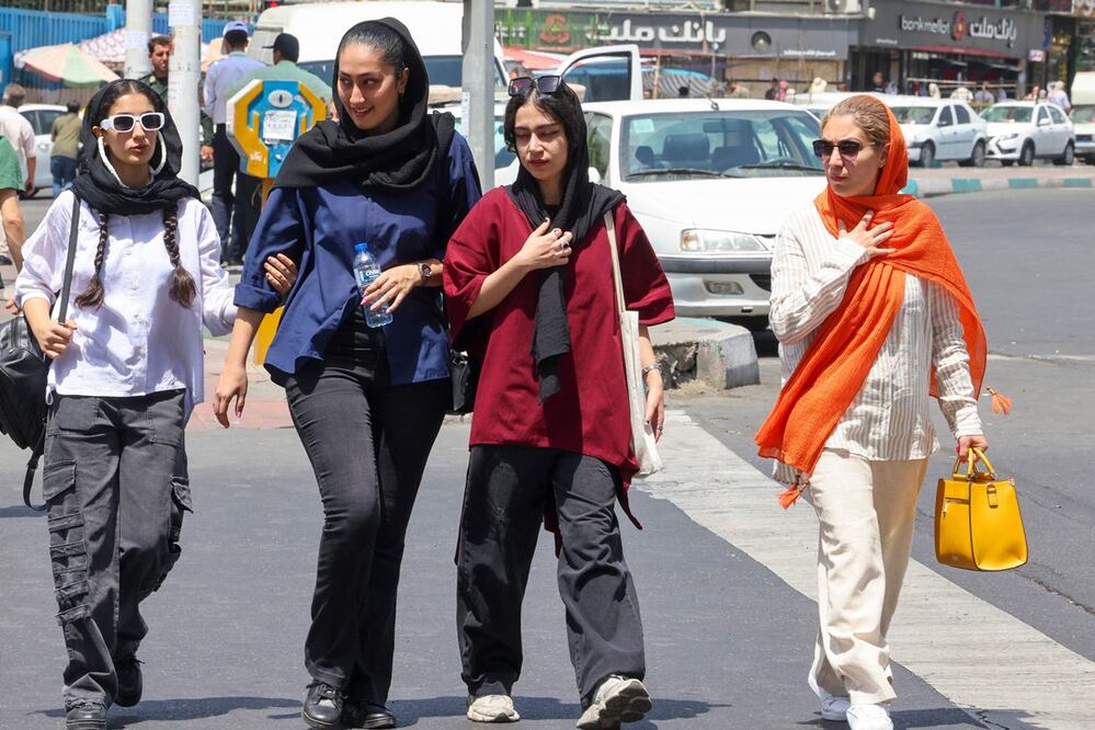 Iraníes caminan por una calle de la capital, Teherán, el 29 de junio de 2024, un día después de las elecciones presidenciales de la República Islámica tras la muerte de Ebrahim Raisi. Foto: AFP