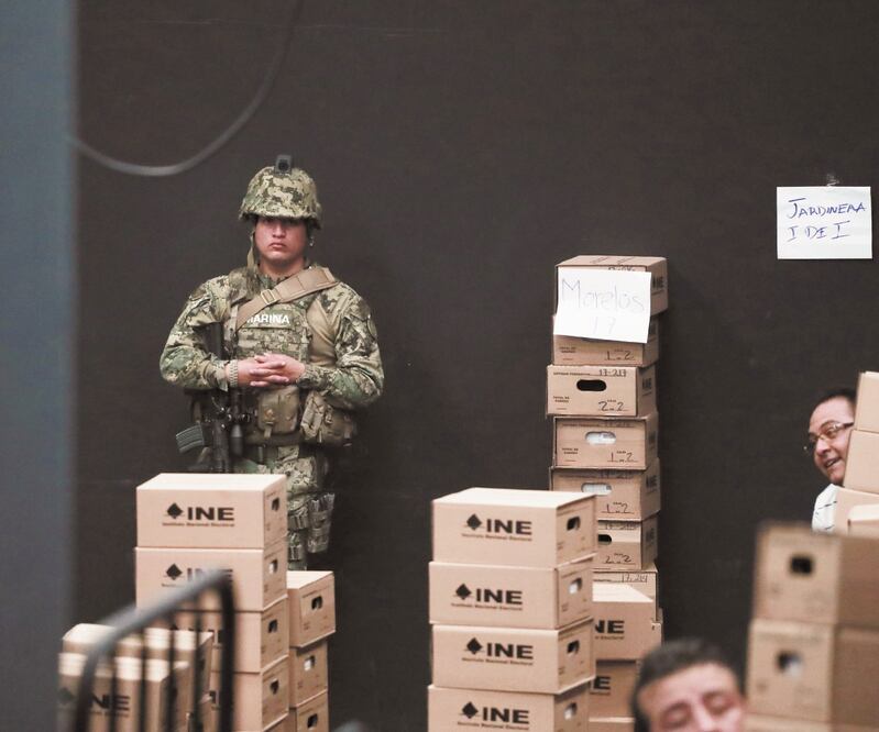 Antes, los votos de los mexicanos en el exterior se enviaban al INE y los resguardaban militares. Foto: ARCHIVO EL UNIVERSAL