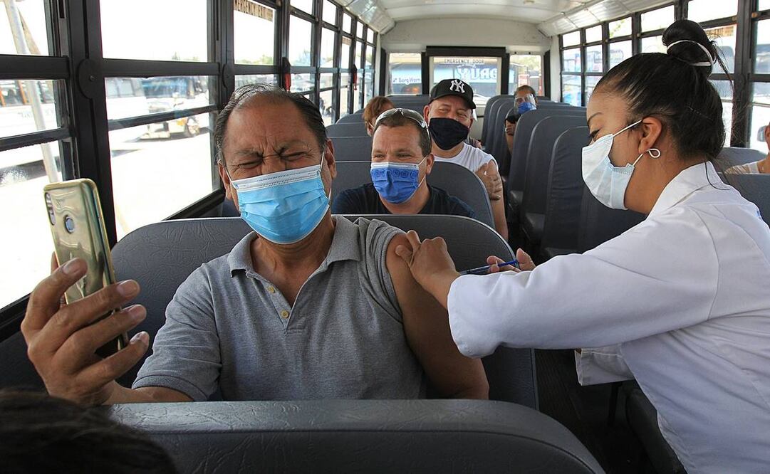 El programa de vacunación contempla por ahora a los adultos mayores de 60 años, adultos entre 50 y 59 años, mujeres embarazadas, personal médico y personal educativo. Foto: EFE / Archivo