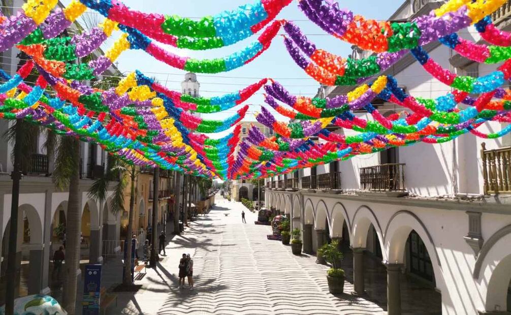 La alcaldesa Paty Lobeira mostró el techo decorativo del Zócalo.
Foto: Especial.