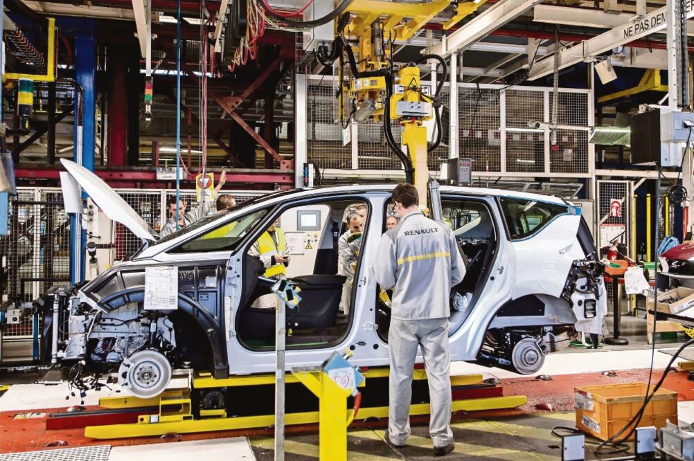 Suspendidos. La línea de montaje de la automotriz Renault en Douai, Francia, anunció que no operará hoy por los ciberataques. (FOTO: ARCHIVO EL UNIVERSAL)