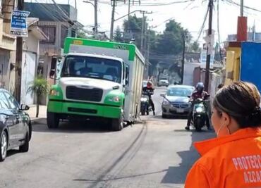Camión de refrescos cae en socavón en alcaldía Azcapotzalco; no fue reparado adecuadamente, aseguran vecinos