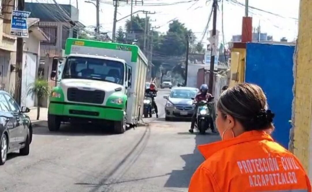 Un camión repartidor de refrescos cayó la mañana de este jueves en un socavón ubicado sobre Camino a Nextengo y Calzada Santiago Ahuizotla, en la colonia Santiago Ahuizotla, alcaldía Azcapotzalco.
Foto: Especial.