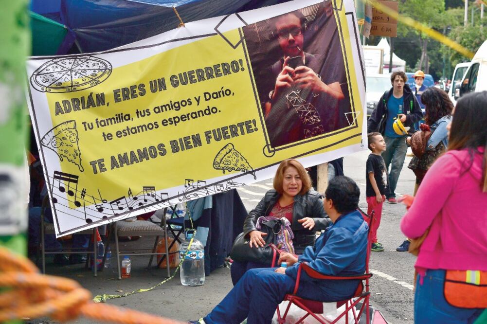 Familiares y amigos de las víctimas por el derrumbe en Álvaro Obregón 286, colonia Roma, no pierden la esperanza de que sus seres queridos sean encontrados con vida (HUGO GARCÍA. EL UNIVERSAL)