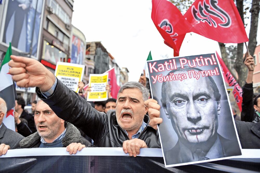 Turcos corean lemas antirusos durante una protesta, ayer en Estambul, en contra del gobierno del presidente Vladimir Putin (OMER KUSCU. AP)