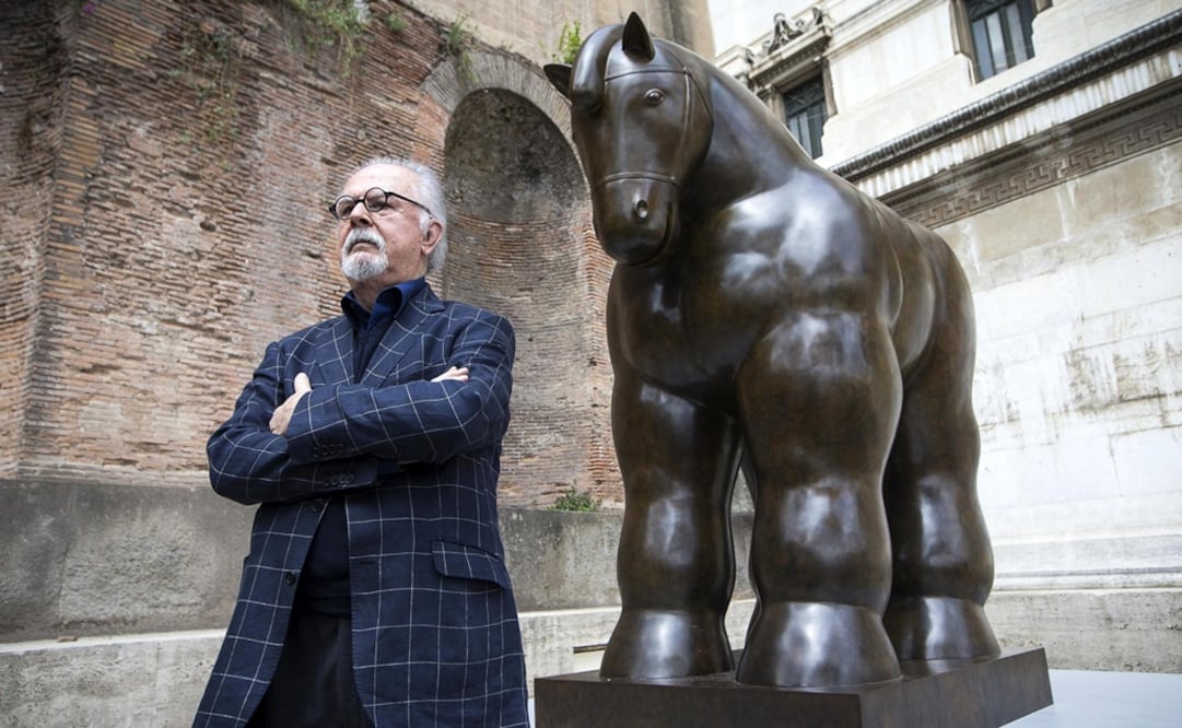 Fernando Botero posa junto a una de sus esculturas durante una exposición en Roma, Italia. Foto:EFE/Angelo Carconi