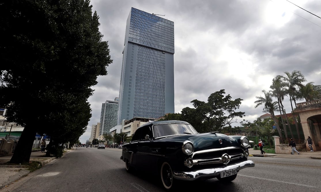 El inusual descenso de las temperaturas en Cuba se debe a la llegada de un frente frío muy intenso procedente de Norteamérica, que arrastró una masa de aire polar hacia el Caribe. En la imagen, vista del Hotel Iberostar Selection, el más alto de Cuba. Foto: EFE