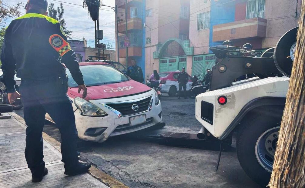 Retiran autos que obstruyan vía pública de la Cuauhtémoc (04/03/2025). Foto: Especial
