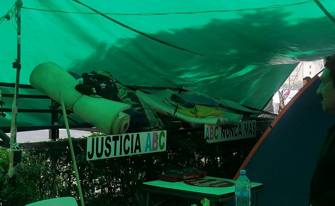 Manifestantes contra la Corte instalaron un campamento en memorial de la Guardería ABC. Foto: Yalina Ruiz / EL UNIVERSAL