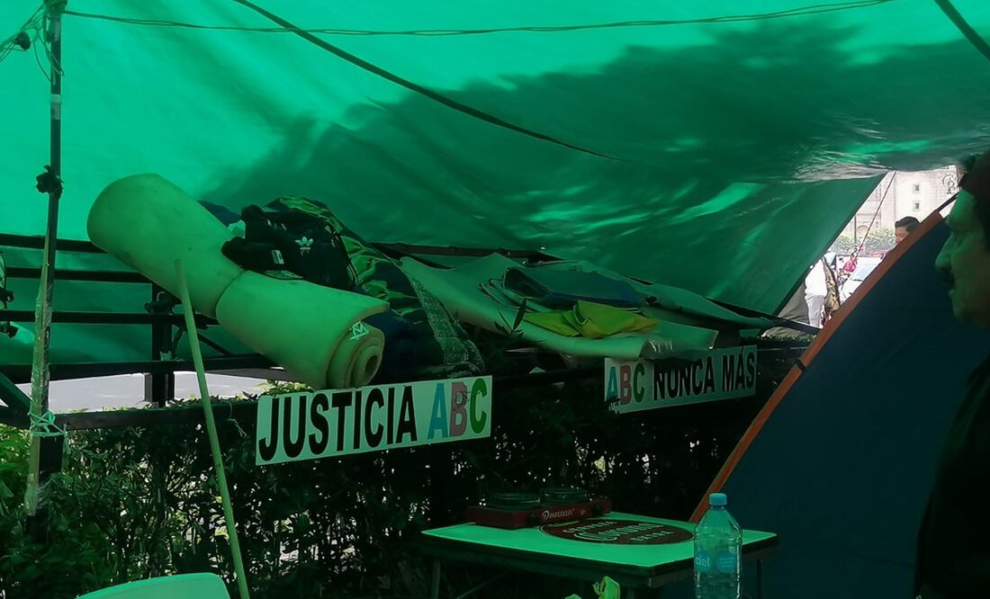 Manifestantes contra la Corte instalaron un campamento en memorial de la Guardería ABC. Foto: Yalina Ruiz / EL UNIVERSAL