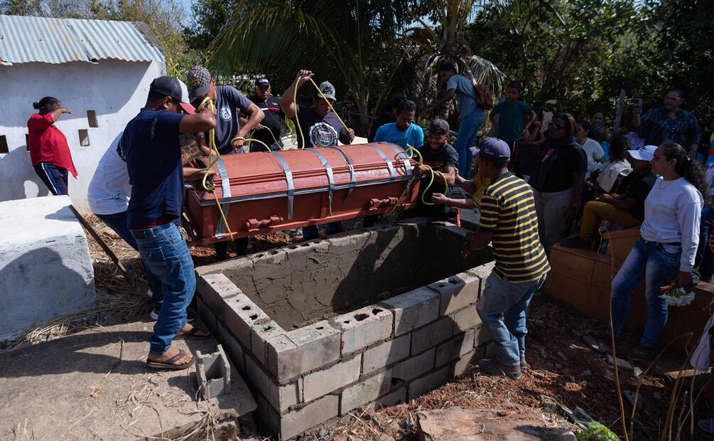 Los hombres cargan el ataúd de un minero que murió tras el colapso de una remota mina ilegal durante su entierro en La Paragua, Estado Bolívar, Venezuela. Foto. AFP