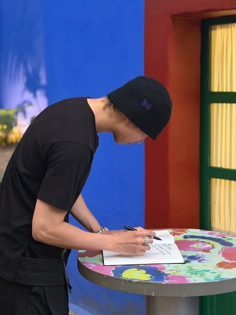 Para RM el arte funciona como un refugio mental frente a las presiones de la fama mundial. Aquí en la Casa Azul.