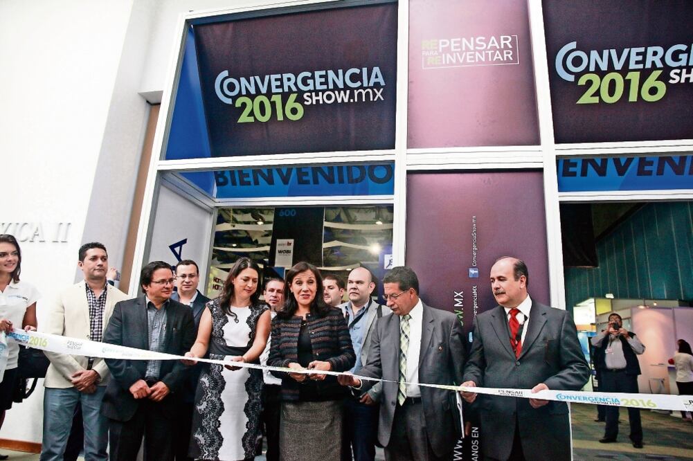 La inauguración de Convergencia Show se llevó a cabo en el World Trade Center de la colonia Nápoles, donde estuvo presente José de Jesús Villaseñor (der.), presidente de la Asociación de Telecomunicaciones Independiente de México (YADIN XOLALPA)