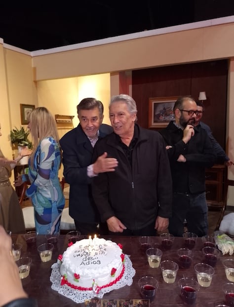 Juan Ferrara y el elenco de "No te vayas sin decir adiós" celebra dos años de funciones.
Foto: Sughey Baños / EL UNIVERSAL