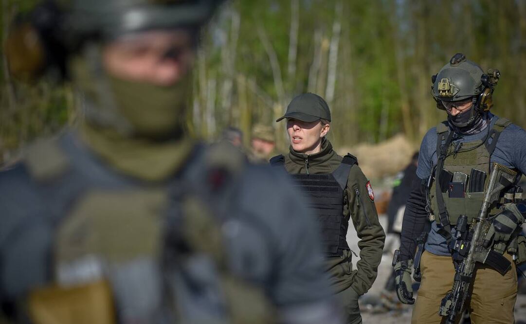 Fotografía tomada durante un viaje organizado por el Ministerio del Interior de Ucrania que muestra a la Ministra del Interior de Lituania, Agne Bilotaite (C), en el aeródromo de Gostomel cerca de Kiev (Kiev), Ucrania. Foto: EFE
