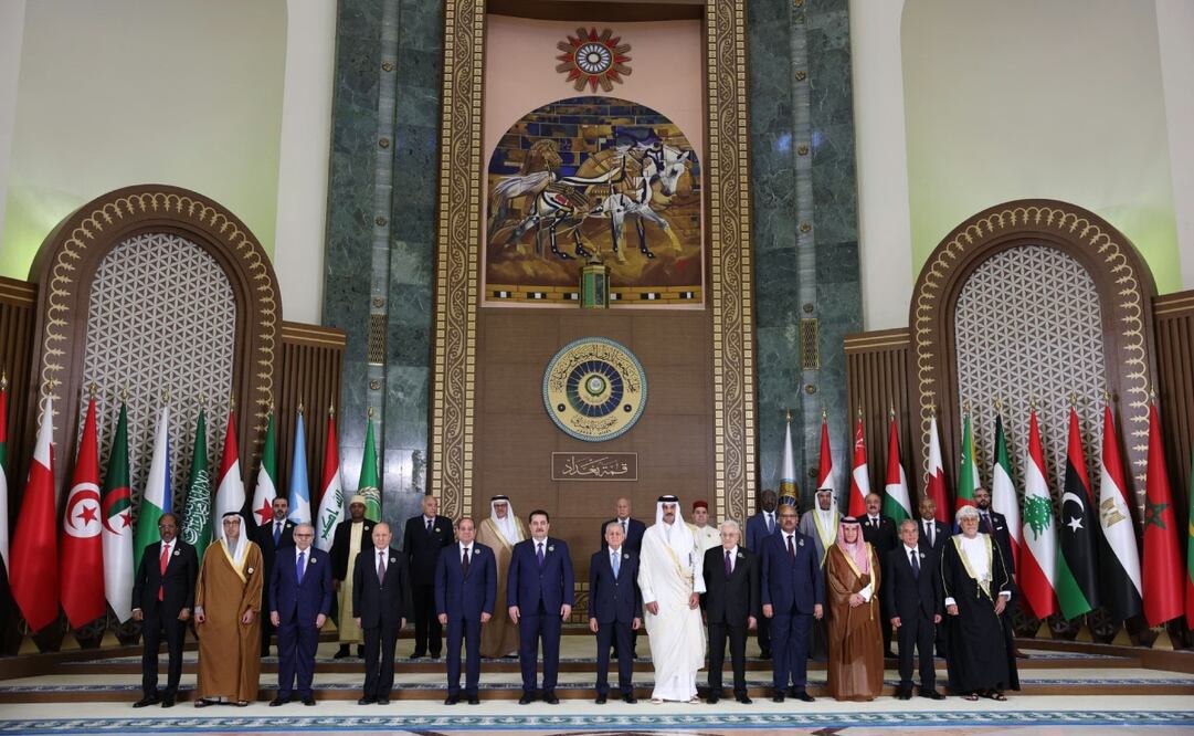 Foto de familia de los 22 miembros de la Liga Árabe, antes de que comience la cumbre anual de la Liga Árabe en Bagdad este sábado. Foto: EFE