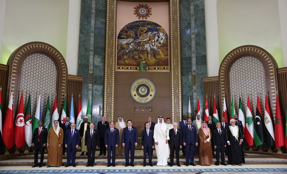 Foto de familia de los 22 miembros de la Liga Árabe, antes de que comience la cumbre anual de la Liga Árabe en Bagdad este sábado. Foto: EFE
