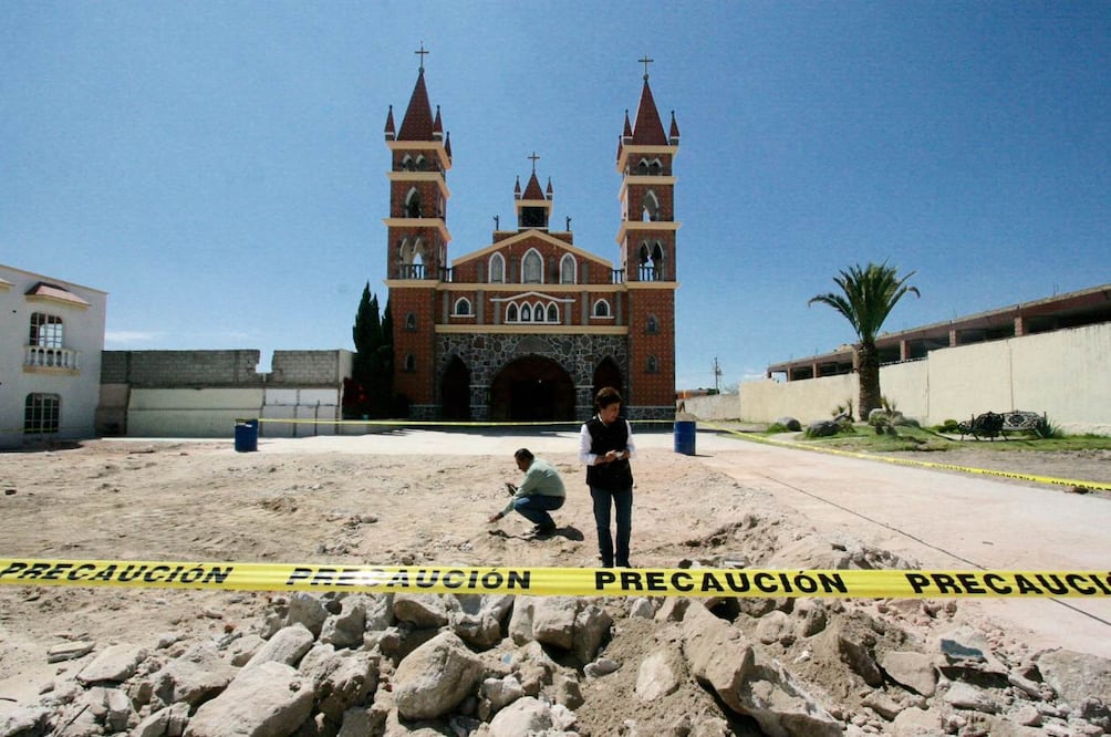Luego de la demolición, autoridades locales resguardaron el predio donde se ubicaba la capilla. En el predio contiguo se localiza otra iglesia de edificación reciente (OMAR CONTRERAS. EL UNIVERSAL)