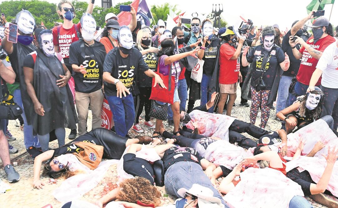 Participantes en una protesta contra las políticas sanitarias del gobierno de Jair Bolsonaro, frente al Palacio de Planalto, en Brasilia. Foto: Evaristo Sa. AFP